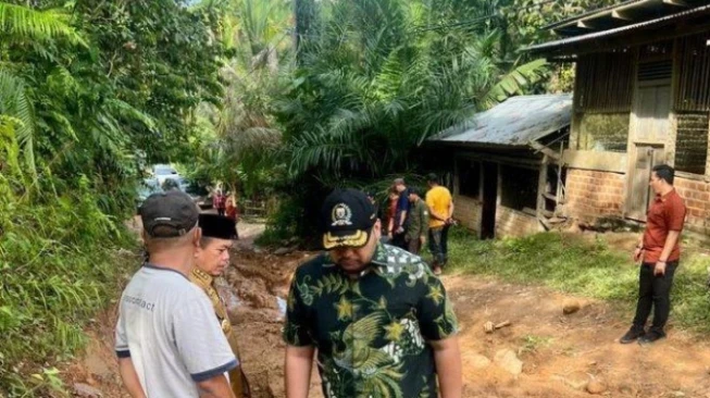 Pinto Jayanegara Dampingi Al HarisTinjau Jalan Batang Asai